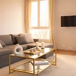Central Paris - Executive Apartment With Lift For 8