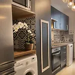 Central Paris - Executive Apartment With Lift For 8