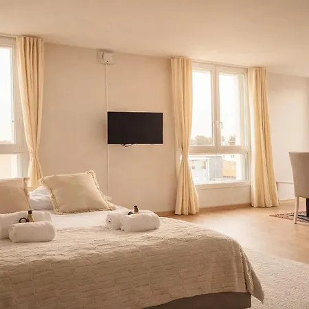 - Executive With Lift For 8 *