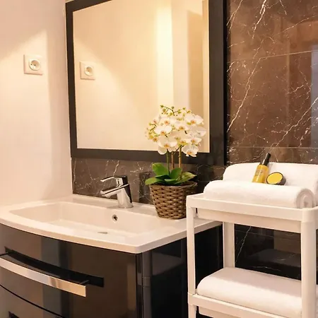 - Executive With Lift For 8 *