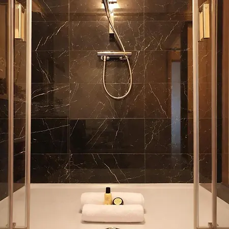 - Executive With Lift For 8 * Parigi