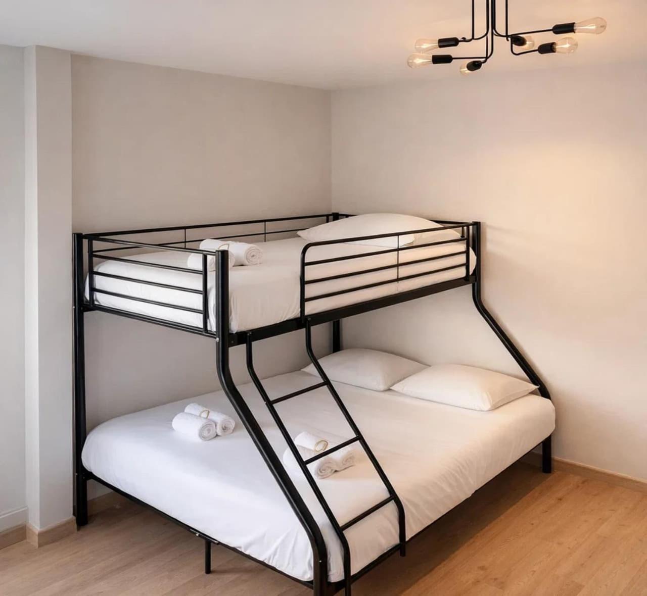 - Executive With Lift For 8 * Paris