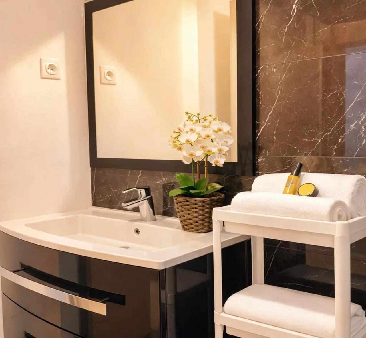 - Executive With Lift For 8 *